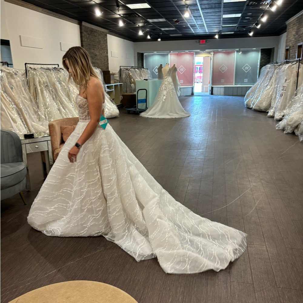 Mira Zwillinger Marvel
Elegant White Strapless Wedding Dress - Picture 3 of 16
